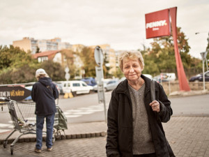 Čučení na seriály by mne zabilo, miluji být mezi lidmi, říká pokladní Věra Liscová