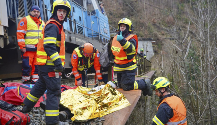 Vykolejený vlak a desítky zraněných. U Jívové proběhlo taktické cvičení