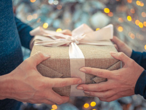 Vánoce jsou za rohem. Jakými dárky potěšit své blízké?