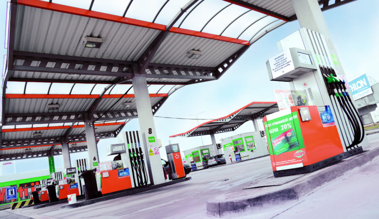 Tankování plné je o trošku veselejší, benzín klesl pod 36 korun