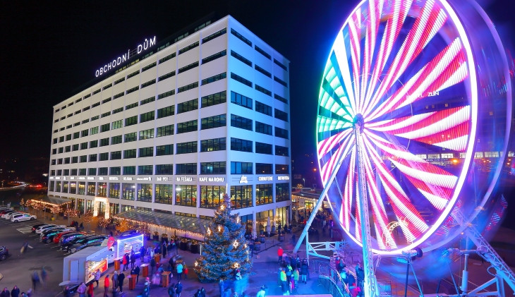 Langoše, burgery, punč i vyhlídkové kolo. Vánoční trh ve Zlíně stojí za návštěvu