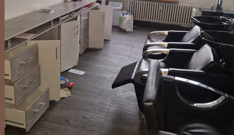 Záběr z vykradeného kadeřnictví