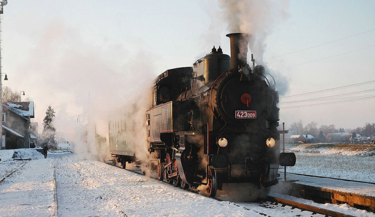 Mikulášská nadílka na kolejích. Speciální projížďku nabídne historická tramvaj i parní vlak