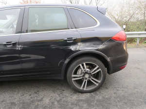 Řidičku Porsche natlačil náklaďák na svodidla. Policie hledá svědky dálniční nehody