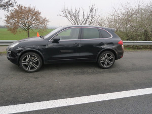 Řidičku Porsche natlačil náklaďák na svodidla. Policie hledá svědky dálniční nehody