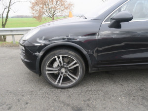 Řidičku Porsche natlačil náklaďák na svodidla. Policie hledá svědky dálniční nehody