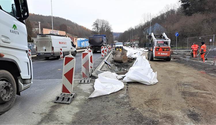 Ze Šternberka už bez semaforů. Končí několikaměsíční stavba mostu v Jívavské