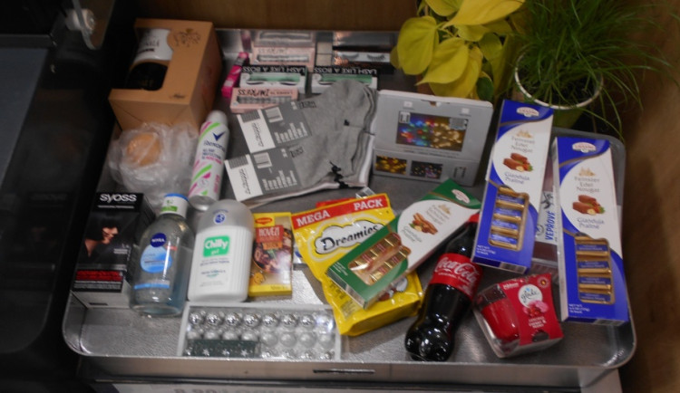 Nákup s ručním skenerem dvojice proměnila v krádež. Ostraze neunikla