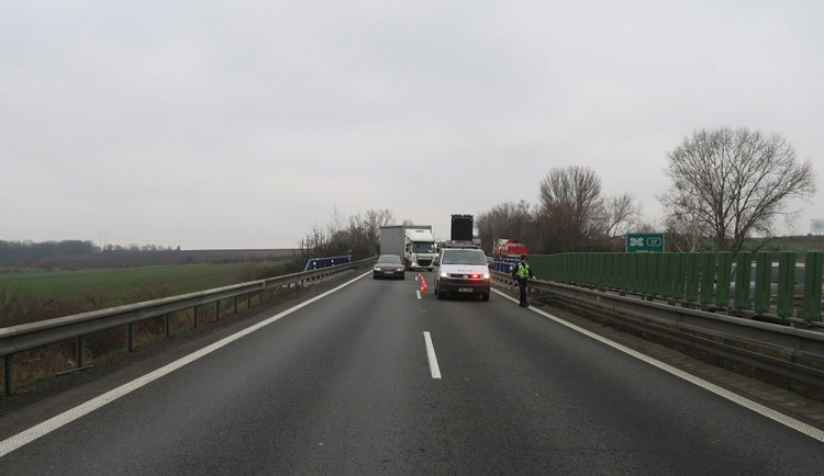 Řidičku Porsche natlačil náklaďák na svodidla. Policie hledá svědky dálniční nehody