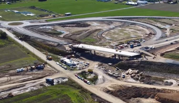 U Postřelmova jde do finiše klíčová křižovatka. Napojí se na ni tah na Šumperk i Chromeč