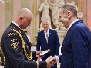 Hasičský záchranný sbor rozdával medaile. Ocenil i dva chlapce za záchranu života