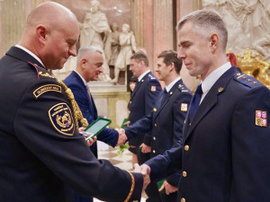 Hasičský záchranný sbor rozdával medaile. Ocenil i dva chlapce za záchranu života
