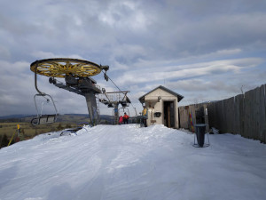 FOTOGALERIE: V Branné si desítky lyžařů užívaly prvního sněhu a slunce. Lyžovalo se i v Karlově a Hrubé Vodě
