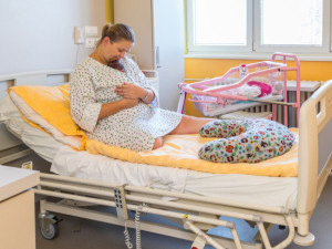 Radnice v Jeseníku opět pomůže novopečeným rodičům. Dostanou porodné pět tisíc korun