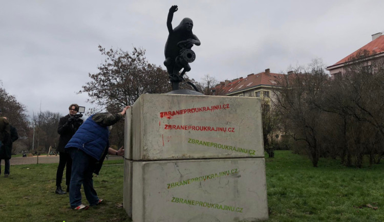 Socha z Helfštýna znázorňuje Putina jako skřeta. V Praze stojí na místě pomníku maršála Koněva