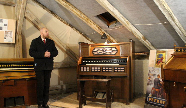 Prostějov má první soukromou expozici harmonií. Představuje tři desítky unikátních nástrojů