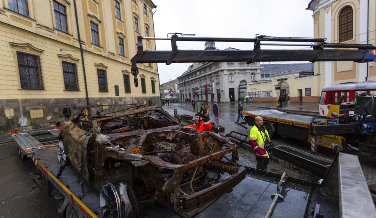 FOTOGALERIE: Plechoví svědci bombardování. Na olomouckém náměstí stojí shořelé autovraky z Ukrajiny