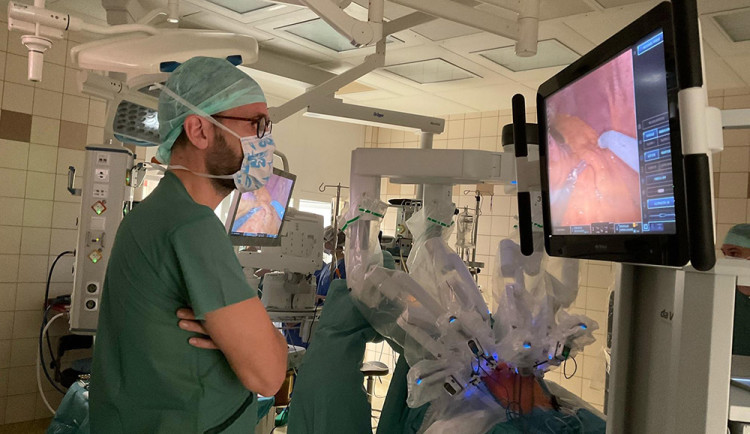 Chirurgové z Olomouce provedli jako první v republice robotické operace slinivky