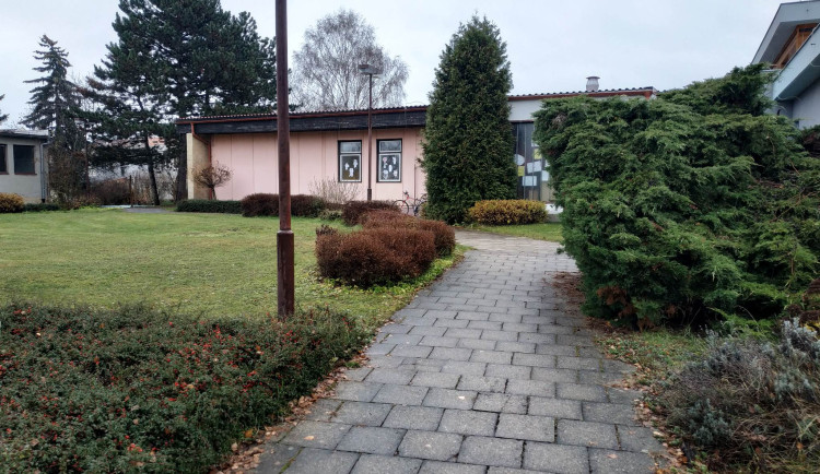Mateřská školka v Čechovicích se rozpadá, zlobí se rodiče. Připravujeme opravy, uklidňuje město