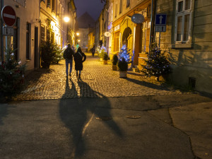 Sváteční ulička v centru Olomouce. Již podruhé ji rozzářily vánoční stromky