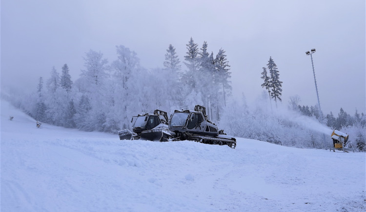 Další skiareály pouští lanovky a vleky, zalyžujeme si na Dolní Moravě i ve Špindlerově Mlýně