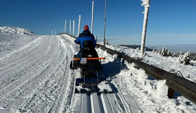 Do Jeseníků vyrazili první běžkaři, na vrcholcích hor leží do 20 centimetrů sněhu