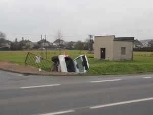 U Bludova žena porazila zábradlí a s autem skončila v hlubokém příkopu. Zřejmě dostala smyk