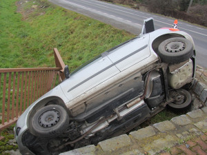U Bludova žena porazila zábradlí a s autem skončila v hlubokém příkopu. Zřejmě dostala smyk