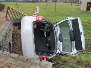 U Bludova žena porazila zábradlí a s autem skončila v hlubokém příkopu. Zřejmě dostala smyk