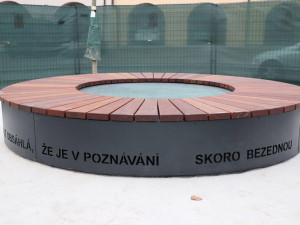 Ozdoba přerovského náměstí je hotová. Stovky let stará studna získala moderní zakrytí