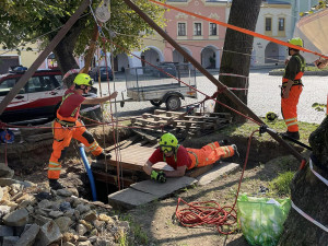 Studnu zkoumali archeologové s pomocí hasičů