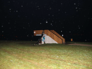 Vandalové opět posprejovali vyhlídku na kopci v Zábřehu. Kontroly strážníků nepomohly