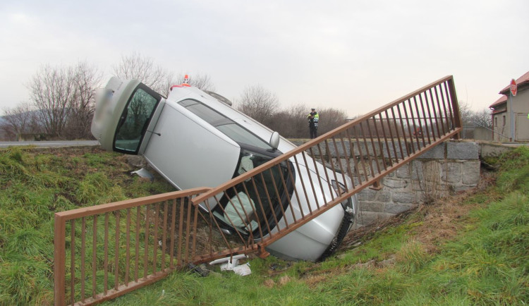 U Bludova žena porazila zábradlí a s autem skončila v hlubokém příkopu. Zřejmě dostala smyk