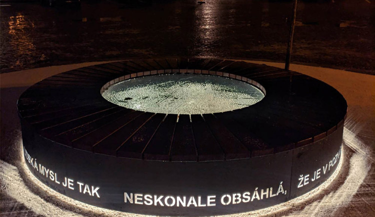 Ozdoba přerovského náměstí je hotová. Stovky let stará studna získala moderní zakrytí