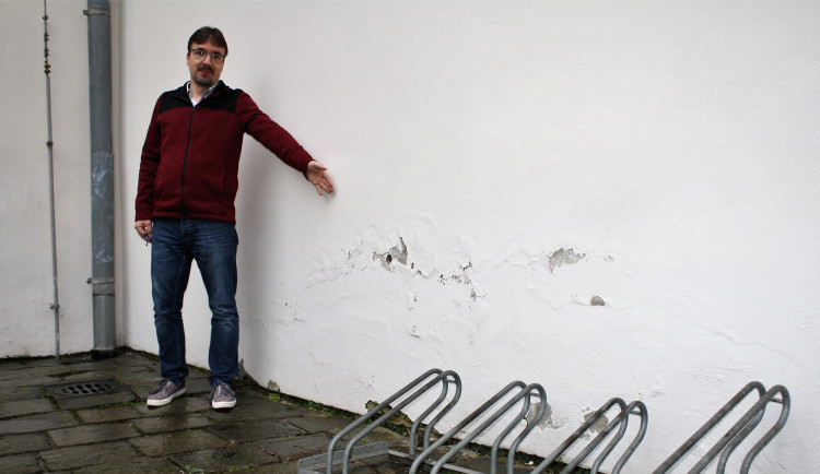 Zámek v Přerově má vlhké zdi, čeká ho oprava. Omezí to provoz expozice archeologie