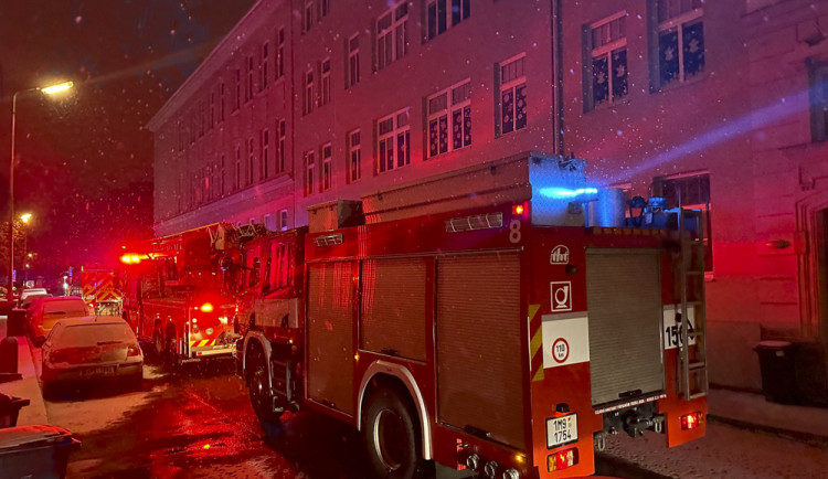 Bytovku v centru Olomouce zahalil kouř, k požáru hasiči museli vniknout násilím