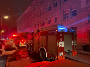 Bytovku v centru Olomouce zahalil kouř, k požáru hasiči museli vniknout násilím