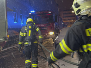 Bytovku v centru Olomouce zahalil kouř, k požáru hasiči museli vniknout násilím