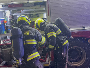 Bytovku v centru Olomouce zahalil kouř, k požáru hasiči museli vniknout násilím