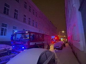 Bytovku v centru Olomouce zahalil kouř, k požáru hasiči museli vniknout násilím