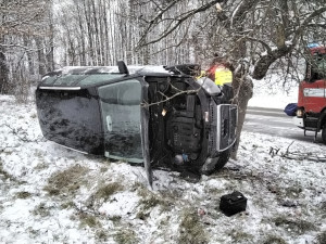 Kvůli sněhu už policie v Olomouckém kraji eviduje desítky havárií. Zasahují také hasiči. Dál platí výstraha