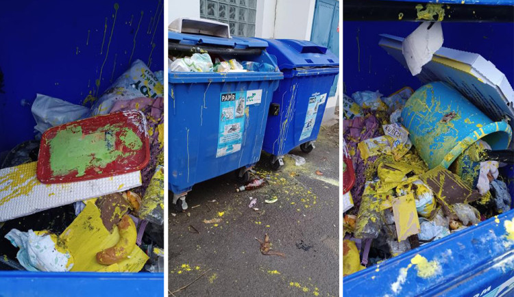 Žlutou barvu někdo vytřídil do tří kontejnerů na papír. Litovel problematické kontejnerové místo zruší