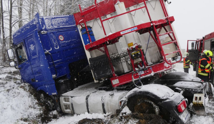 Kvůli sněhu už policie v Olomouckém kraji eviduje desítky havárií. Zasahují také hasiči. Dál platí výstraha