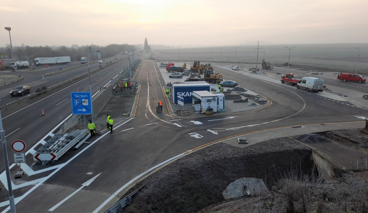 Dálniční odpočívadlo u Olomouce má po modernizaci. Sanitární zóna za miliony ale zatím chybí