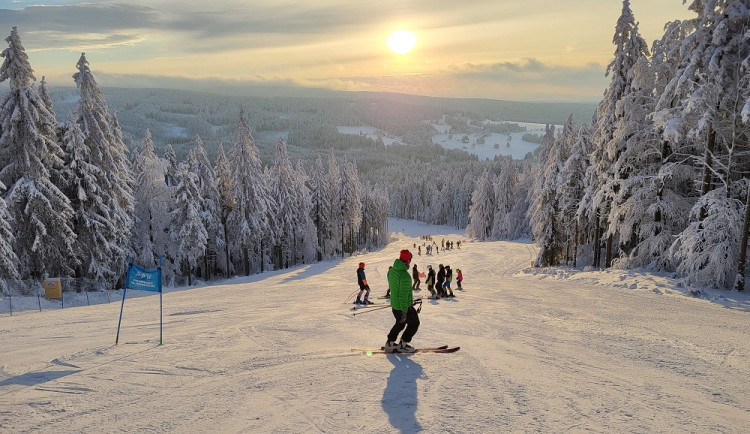 Otvírají se další a další sjezdovky, lyžaři už mají slušný výběr
