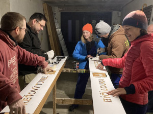 Chomoutov promění pěšinu v pohádkovou Vánoční stezku. Nabízí i dobrodružný keřový tunel