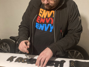 Chomoutov promění pěšinu v pohádkovou Vánoční stezku. Nabízí i dobrodružný keřový tunel