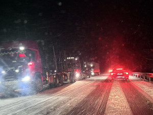 Sníh komplikuje dopravu v Olomouckém kraji. Auta se trápí na Mohelničáku, problémy jsou i na dálnicích