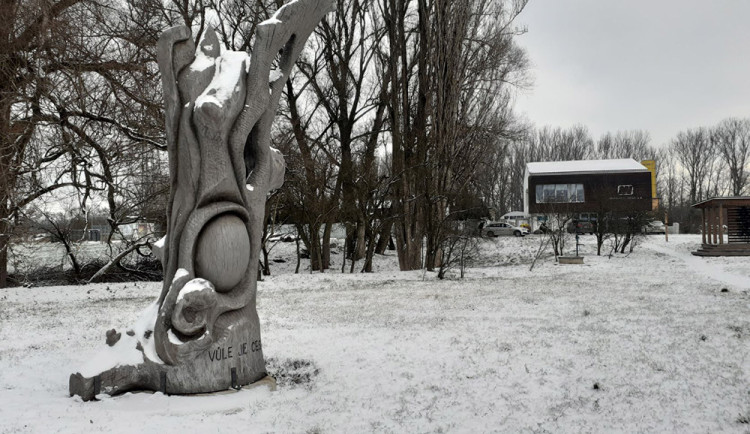 Chomoutov promění pěšinu v pohádkovou Vánoční stezku. Nabízí i dobrodružný keřový tunel