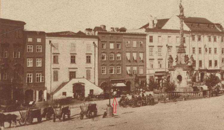 Dolní náměstí čp. 41, kde byl zabit strážmistr Gold (foto z r. 1876).